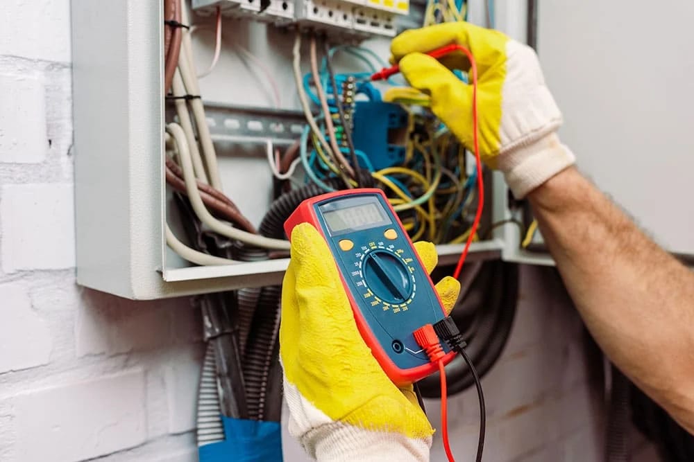 Warum die Prüfung ortsfester elektrischer Anlagen essenziell für die Sicherheit ist