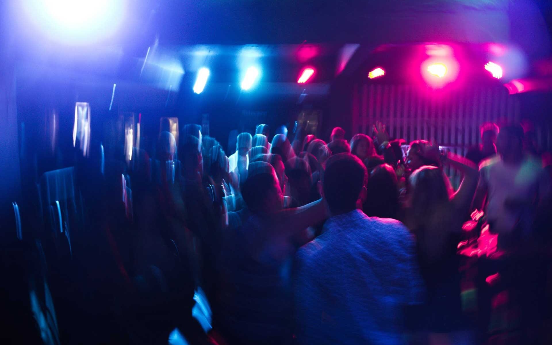 Lassen Sie den Tag ausklingen bei der angesagtesten After-Work-Party Berlin