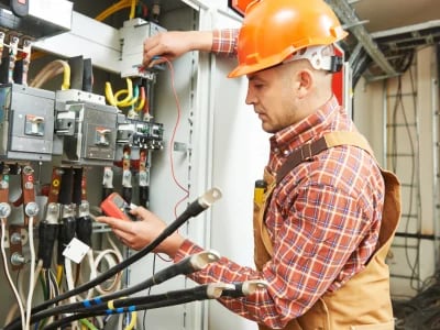 Warum die Prüfung ortsfester elektrischer Anlagen essenziell für die Sicherheit ist