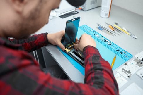 Einzelhändler für Mobilfunkgeräte, die Reparaturdienste für Mobiltelefone anbieten