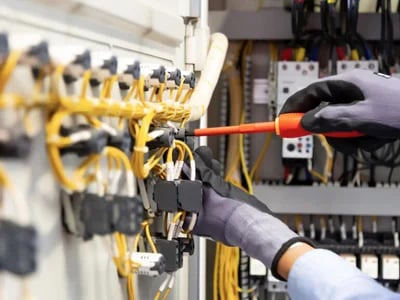 DGUV Vorschrift 3 und UVV Prüfung: Wie oft müssen Elektrogeräte geprüft werden?