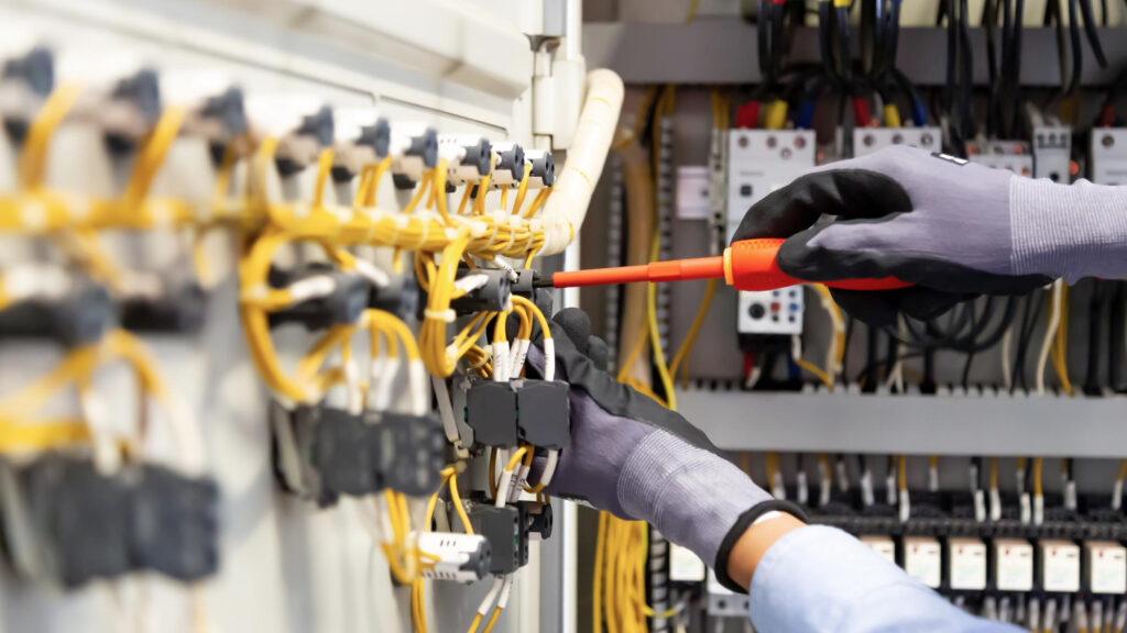 DGUV Vorschrift 3 und UVV Prüfung: Wie oft müssen Elektrogeräte geprüft werden?